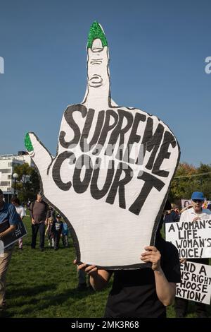 Seattle, USA. 8. Okt. 2022. die Kundgebung zur Verteidigung der Abtreibungsrechte marschiert in Seattle. Stockfoto