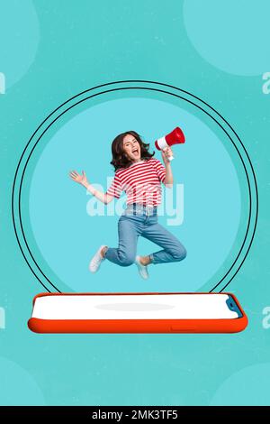 Vertikale Fotocollage einer jungen, überfreulichen Aktivistin, die mit einem Megafon-Schrei springt, kündigt eine neue App für das Telefon isoliert auf blauem Hintergrund an Stockfoto