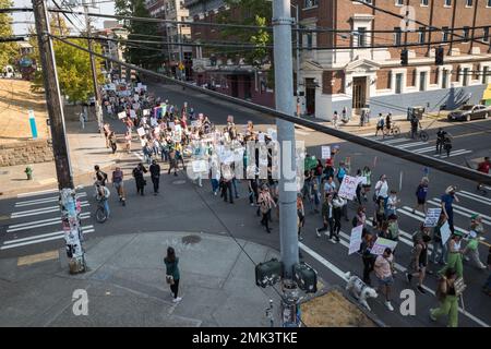 Seattle, USA. 8. Okt. 2022. die Kundgebung zur Verteidigung der Abtreibungsrechte marschiert in Seattle. Stockfoto