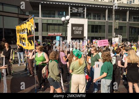 Seattle, USA. 8. Okt. 2022. die Kundgebung zur Verteidigung der Abtreibungsrechte marschiert in Seattle. Stockfoto