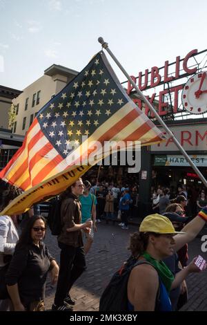 Seattle, USA. 8. Okt. 2022. die Kundgebung zur Verteidigung der Abtreibungsrechte marschiert in Seattle. Stockfoto