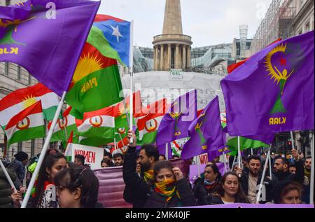 London, England, Großbritannien. 28. Januar 2023. Demonstranten halten die Flaggen der Republik Mahabad und der KJAR (Freie ostkurdische Frauengesellschaft). Kurdische Gruppen inszenierten einen marsch durch das Zentrum von London, um gegen den Tod von Mahsa Amini und anderen Opfern des iranischen Regimes zu protestieren und um die Freiheit im Iran zu unterstützen. (Kreditbild: © Vuk Valcic/ZUMA Press Wire) NUR REDAKTIONELLE VERWENDUNG! Nicht für den kommerziellen GEBRAUCH! Stockfoto