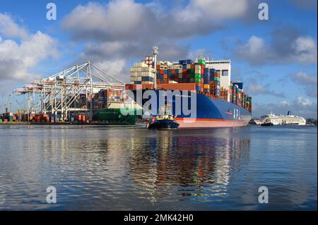 Containerschiffbetrieb im Hafen von Southampton. Stockfoto