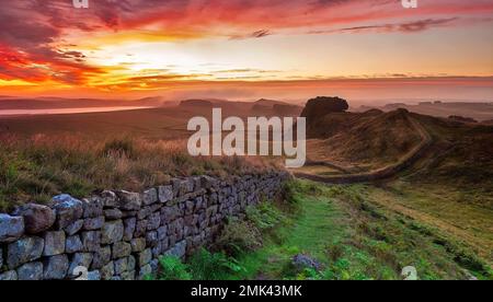 Sonnenaufgang über Cuddy's Crags an Hadrians Wall, Northumberland, England, Vereinigtes Königreich Stockfoto