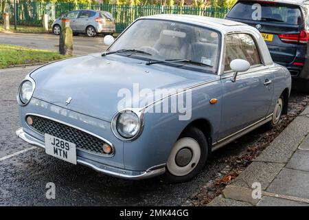 Ein Nissan Figaro, ein seltenes und klassisches 1991-Auto in Großbritannien, parkt auf der Straße in Newcastle upon Tyne, Großbritannien. Stockfoto