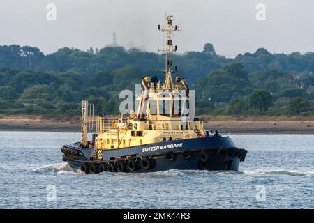 Der Hafenschlepper Svitzer Bargate wird von Svitzer Towage im Hafen von Southampton betrieben. Stockfoto