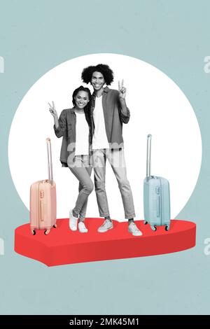 Das vertikale Collagenbild zweier positiver Schwarzweiß-Effekt-Partner zeigt einen isolierten V-Zeichen-Reisekoffer auf kreativem Hintergrund Stockfoto