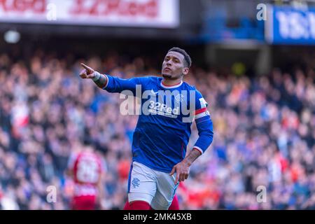 Glasgow, Großbritannien. 28. Januar 2023. Glasgow, Schottland, Januar 28. 2023: James Tavernier of Rangers feiert nach dem ersten Tor des Spiels (1-0), einem Strafstoß, während des Cinch Premiership-Spiels zwischen Rangers und St. Johnstone im Ibrox Stadium am 28. Januar 2023 in Glasgow, Schottland. (Richard Callis/SPP) Kredit: SPP Sport Press Photo. Alamy Live News Stockfoto