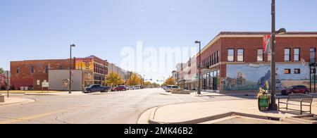 Wellington, Kansas, USA - 17. Oktober 2022: Das alte Geschäftsviertel an der Washington Avenue Stockfoto