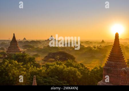 Sonnenaufgang über Bagan Stockfoto