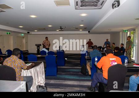 HONIARA, Salomonen (Sept 5, 2022) – Jonathan Tafiariki, Direktor des National Disaster Management Office auf den Salomonen, spricht mit lokalen Mitgliedern der Gemeinde, die während der Pacific Partnership 2022 an der Schulung zur humanitären Hilfe und Katastrophenhilfe (HADR) teilnehmen. HADR-Schulungen ermöglichen es Partnerländern, ihre Fähigkeiten und Interoperabilität untereinander zu stärken, um in Zeiten der Not zu reagieren. Die Pacific Partnership ist die größte internationale Mission zur humanitären Hilfe und Katastrophenhilfe, die seit 17. Jahren im Indo-Pazifik-Raum durchgeführt wird. Stockfoto