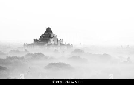 Tempel in Bagan im Nebel Stockfoto