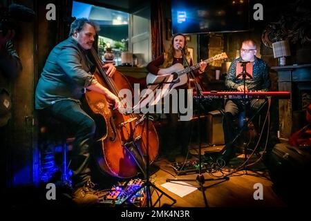 Samstag, 28. Januar 2023. Edinburgh, Schottland. Musikerin Ellyn Oliver tritt im Queen’s Arms auf, als Teil der Veranstaltung „Red, Red Rose Street“ während des Burns & Beyond Festivals. Red, Red Rose Street war ein Wochenende mit kostenloser Live-Unterhaltung in der berühmten Rose Street Edinburghs, unterstützt von Essential Edinburgh und mit Live-Aufführungen von Künstlern aus ganz Schottland. Ellyn Oliver ist Sänger-Songwriter, ursprünglich aus dem Nordosten Schottlands. Nach der Veröffentlichung ihres Debüts EP im Jahr 2019 gewann Ellyn 2020 den Titel Celtic Connections Danny Kyle Open Stage. Stockfoto