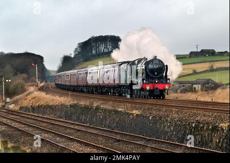 Dampfangebot auf der berühmten Settle-Carlisle-Bahnlinie. "Der Winter Cumbrian Mountain Express", der 46115 mit der Dampflokomotive "Schottland-Wachmann" transportiert wird. Der Zug ist hier an der Settle Junction am südlichen Ende der Settle-Carlisle Eisenbahnlinie zu sehen. Kredit: John Bentley/Alamy Live News Stockfoto