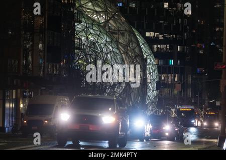 Seattle, USA. 29. Dezember 2022. Früh am Abend die Amazonaskugeln und der Verkehr. Stockfoto