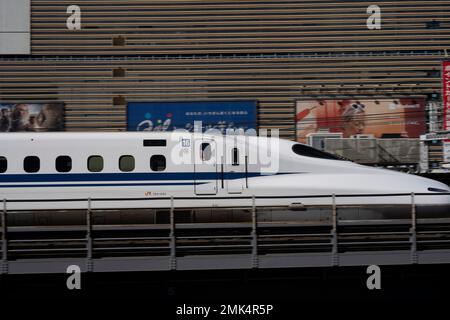 Tokio, Japan. 28. Januar 2023. Ein JR Central N700 Series TÅkaidÅ Shinkansen, der einen Nozomi-Service zwischen dem Bahnhof Tokio, Shin-Osaka und Nagoya anbietet und an einem kalten Wintertag durch das Stadtviertel Ginza von Tokio fährt. Die Strecken TÅkaidÅ und Sanyo Shinkansen bieten mit Central Japan Railway Corporation aufgrund von starkem Schnee in Japan einen reduzierten Service an (JR Tokai) Annullierung und Aussetzung des Intercity-Hochgeschwindigkeitszugs zwischen Tokio und Nagoya/Osaka/Kyoto aufgrund von Schneesturm auf der Strecke, festgefahrenen Pendlern und verspäteten Reisen. A JR Central N700 Series TÅkaidÅ Shinkansen o Stockfoto