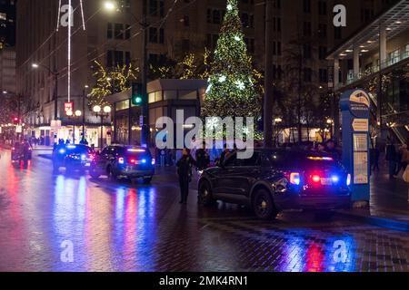 Seattle, USA. 29. Dezember 2022. Am frühen Abend antwortete die Polizei dem Westlake Center wegen eines Ladendiebstahls. Stockfoto