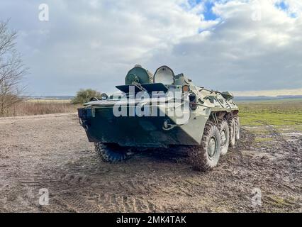 Nahaufnahme eines sowjetisch-russischen BTR-80 (BTR80), 8 x 8-rädriger amphibischer Personentransporter Stockfoto