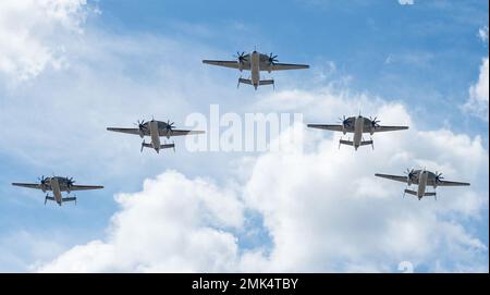 220905-N-VG565-1076 Norfolk, VA. (Sept 5, 2022) - Familien begrüßen Heimsegler, die während der Heimkehr des Staffels am 5. September an die „Seahawks“ des Airborne Command and Control Squadron (VAW) 126 auf der Naval Station Norfolk angeschlossen waren. VAW-126, Teil des Carrier Air Wing 1, startete auf der USS Harry S. Truman (CVN 75) und kehrt nach einem geplanten Einsatz im Einsatzgebiet der US Naval Forces Europe, das von der US Sixth Fleet zur Verteidigung der Interessen der USA, der Alliierten und der Partner eingesetzt wird, zur Naval Station Norfolk zurück. Stockfoto