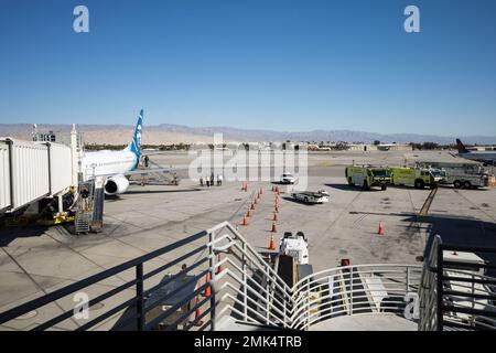 Palm Springs, USA. 14. November 2022. Polizei und Feuerwehr reagieren auf einen Notfall am Flughafen Palm Springs, nachdem ein Passagier auf einem ankommenden Flug stirbt Stockfoto