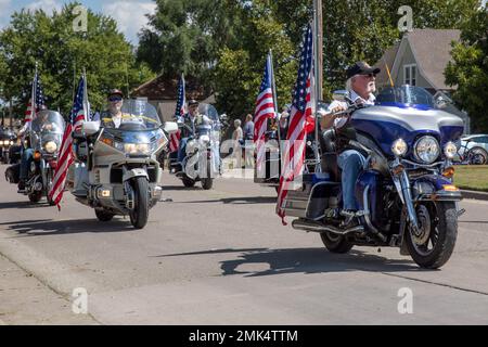 Fahrer der Kansas American Legion Post 240 nehmen an der jährlichen Chapman Labor Day Parade 113. am 5. September 2022 in Chapman, Kansas, Teil. Die Parade unter dem Motto „Irish Heritage: 150 Years of Chapman“ umfasste die berittene Farbwache der 1. Infanterie-Division des Kommandanten Generals, die Chapman High School Band und mehr. Stockfoto