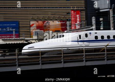 Tokio, Japan. 28. Januar 2023. Ein JR Central N700 Series TÅkaidÅ Shinkansen, der einen Nozomi-Service zwischen dem Bahnhof Tokio, Shin-Osaka und Nagoya anbietet und an einem kalten Wintertag durch das Stadtviertel Ginza von Tokio fährt. Die Strecken TÅkaidÅ und Sanyo Shinkansen bieten mit Central Japan Railway Corporation aufgrund von starkem Schnee in Japan einen reduzierten Service an (JR Tokai) Annullierung und Aussetzung des Intercity-Hochgeschwindigkeitszugs zwischen Tokio und Nagoya/Osaka/Kyoto aufgrund von Schneesturm auf der Strecke, festgefahrenen Pendlern und verspäteten Reisen. A JR Central N700 Series TÅkaidÅ Shinkansen o Stockfoto