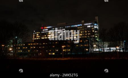 Großes Krankenhaus namens 'Franciscus Gasthuis' in der Stadt Rotterdam bei Nacht. Stockfoto