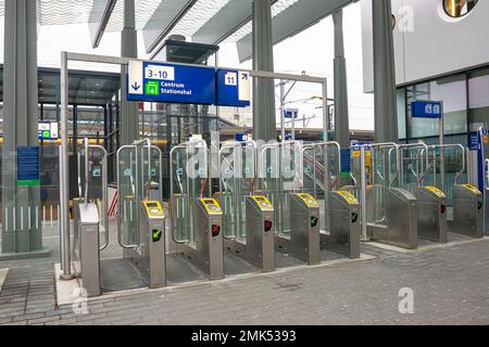 Elektronische Eingangstore im Bahnhof Gouda. Stockfoto