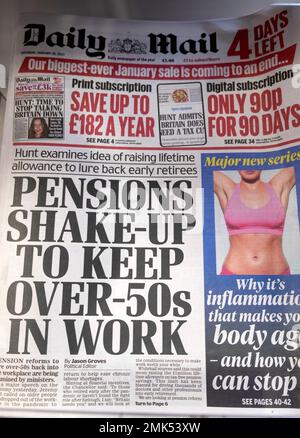 "Pensions Shake-up to keep over-50s in work" Daily Mail Titelseite Jeremy Hunt Schlagzeile am 28. Januar 2023 London England Großbritannien Stockfoto