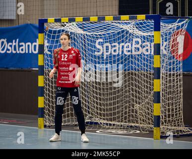 Hamar, Norwegen. 28. Januar 2023. Hamar, Norwegen, Januar 28. 2023: Torhüterin Sofie Ege Gronlund (12 Storhamar) wird beim Ligaspiel Rema 1000 zwischen Storhamar und Larvik in der Boligpartner Arena in Hamar, Norwegen gesehen (Ane Frosaker/SPP) Kredit: SPP Sport Press Photo. Alamy Live News Stockfoto