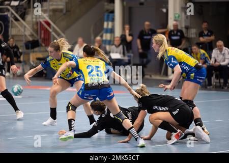 Hamar, Norwegen. 28. Januar 2023. Hamar, Norwegen, Januar 28. 2023: Kampf um den Ball beim Rema 1000-Ligaspiel zwischen Storhamar und Larvik in der Boligpartner Arena in Hamar, Norwegen (Ane Frosaker/SPP) Kredit: SPP Sport Press Photo. Alamy Live News Stockfoto