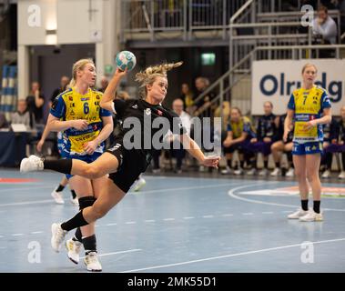 Hamar, Norwegen. 28. Januar 2023. Hamar, Norwegen, Januar 28. 2023: Thea Karen Bakas (5 Larvik) schießt beim Ligaspiel Rema 1000 zwischen Storhamar und Larvik in der Boligpartner Arena in Hamar, Norwegen (Ane Frosaker/SPP). Kredit: SPP Sport Press Photo. Alamy Live News Stockfoto