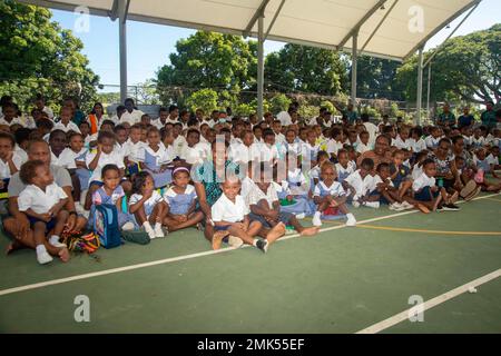 HONIARA, Salomonen (Sept 5, 2022) – Studenten und Lehrer der integrierten Grundschule von Honiara nehmen an einer Veranstaltung zur Unterstützung der Pacific Partnership 2022 Teil. Die Pacific Partnership ist die größte internationale Mission zur humanitären Hilfe und Katastrophenhilfe, die seit 17. Jahren im Indo-Pazifik-Raum durchgeführt wird. Pacific Partnership ist eine verbindende Mission, die dauerhafte Freundschaften und Zusammenarbeit zwischen vielen Nationen fördert. Die diesjährige Mission auf den Salomonen wird Teilnehmer aus den Vereinigten Staaten, Japan und Australien umfassen. Stockfoto