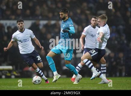 Tottenham Hotspurs Rodrigo Bentancur in Aktion mit Ali McCann von Preston North End (rechts) während des vierten Spiels des Emirates FA Cup im Deepdale Stadium, Preston. Foto: Samstag, 28. Januar 2023. Stockfoto