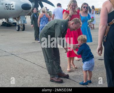 220905-N-VG565-1076 Norfolk, VA. (Sept 5, 2022) - Familien begrüßen Heimsegler, die während der Heimkehr des Staffels am 5. September an die „Seahawks“ des Airborne Command and Control Squadron (VAW) 126 auf der Naval Station Norfolk angeschlossen waren. VAW-126, Teil des Carrier Air Wing 1, startete auf der USS Harry S. Truman (CVN 75) und kehrt nach einem geplanten Einsatz im Einsatzgebiet der US Naval Forces Europe, das von der US Sixth Fleet zur Verteidigung der Interessen der USA, der Alliierten und der Partner eingesetzt wird, zur Naval Station Norfolk zurück. Stockfoto