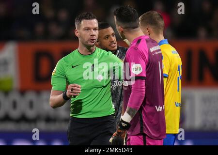 WAALWIJK, NIEDERLANDE - JANUAR 28: Schiedsrichter Robin Hensgens während des Eredivisie-Spiels zwischen RKC Waalwijk und FC Emmen im Mandemakers Stadion am 28. Januar 2023 in Waalwijk, Niederlande (Foto von Rene Nijhuis/Orange Pictures) Stockfoto