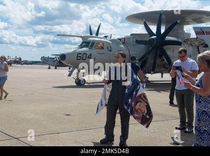 220905-N-VG565-1076 Norfolk, VA. (Sept 5, 2022) - Familien begrüßen Heimsegler, die während der Heimkehr des Staffels am 5. September an die „Seahawks“ des Airborne Command and Control Squadron (VAW) 126 auf der Naval Station Norfolk angeschlossen waren. VAW-126, Teil des Carrier Air Wing 1, startete auf der USS Harry S. Truman (CVN 75) und kehrt nach einem geplanten Einsatz im Einsatzgebiet der US Naval Forces Europe, das von der US Sixth Fleet zur Verteidigung der Interessen der USA, der Alliierten und der Partner eingesetzt wird, zur Naval Station Norfolk zurück. Stockfoto