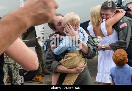 220905-N-VG565-1076 Norfolk, VA. (Sept 5, 2022) - Familien begrüßen Heimsegler, die während der Heimkehr des Staffels am 5. September an die „Seahawks“ des Airborne Command and Control Squadron (VAW) 126 auf der Naval Station Norfolk angeschlossen waren. VAW-126, Teil des Carrier Air Wing 1, startete auf der USS Harry S. Truman (CVN 75) und kehrt nach einem geplanten Einsatz im Einsatzgebiet der US Naval Forces Europe, das von der US Sixth Fleet zur Verteidigung der Interessen der USA, der Alliierten und der Partner eingesetzt wird, zur Naval Station Norfolk zurück. Stockfoto