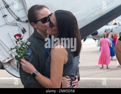 220905-N-VG565-1076 Norfolk, VA. (Sept 5, 2022) - Familien begrüßen Heimsegler, die während der Heimkehr des Staffels am 5. September an die „Seahawks“ des Airborne Command and Control Squadron (VAW) 126 auf der Naval Station Norfolk angeschlossen waren. VAW-126, Teil des Carrier Air Wing 1, startete auf der USS Harry S. Truman (CVN 75) und kehrt nach einem geplanten Einsatz im Einsatzgebiet der US Naval Forces Europe, das von der US Sixth Fleet zur Verteidigung der Interessen der USA, der Alliierten und der Partner eingesetzt wird, zur Naval Station Norfolk zurück. Stockfoto