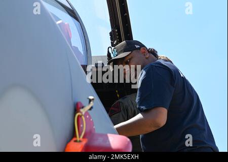 Ein Mitglied des Royal Australian Air Force Indigenous Youth Program schaut in das Cockpit eines US-amerikanischen Teams Air Force F-15C Eagle während eines Besuchs auf der RAAF-Basis Darwin, Australien, 6. September 2022. Der Besuch fand zeitgleich mit der Übung Pitch Black 2022 statt, der RAAF-Chefin des internationalen Engagements der Luftwaffe, das alle zwei Jahre mit Kräften aus einem breiten Spektrum von regionalen, Koalitions- und Verbündeten durchgeführt wurde. In diesem Jahr nahmen 17 Nationen vom 19. August bis zum 8. September 2022 an PB22 Teil. Stockfoto