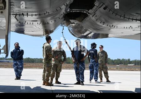 U.S. Airmen der 67. Aircraft Maintenance Unit sprechen mit Mitgliedern des Indigenen Jugendprogramms der Royal Australian Air Force während ihres Besuchs auf der RAAF Base Darwin, Australien, 6. September 2022. Lokale Jugendliche hatten die Gelegenheit, von Piloten, Betreuern und Mitgliedern der Sicherheitskräfte der US-Luftwaffe über das Flugzeug zu erfahren und Pitch Black 2022-Operationen auszuführen. Stockfoto