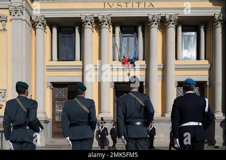 Catanzaro, Italien. 28. Januar 2023. Eingang des Justizpalastes von der Straße aus gesehen. Nicola Gratteri, Staatsanwältin gegen die Mafia, die 2021 den Maxi-Prozess gegen die Ndrangheta (Mafia) begann, nahm an der Eröffnung des Justizjahres 2023 Teil, die im Justizpalast „Salvatore Blasco“ in Catanzaro in Anwesenheit der örtlichen Behörden und Gäste stattfand. (Foto: Valeria Ferraro/SOPA Images/Sipa USA) Guthaben: SIPA USA/Alamy Live News Stockfoto