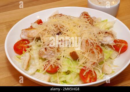 Caesar Salat mit Huhn und Crackern Stockfoto