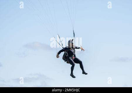 Personal Sgt. Logan Maples vom US Army Fallschirmteam springt am 6. September 2022 in Sturtevant, Wisconsin, in einer Wettkampfrunde. Ahornbäume traten vom 3. Bis 6. September bei den 2022 USPA Canopy Piloting Nationals an. Stockfoto