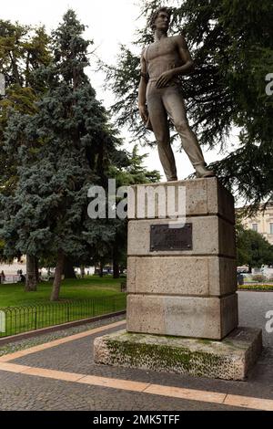 Erinnerung an die Gefallenen: Die Partisan-Statue auf der Piazza Bra, Verona, Italien Stockfoto