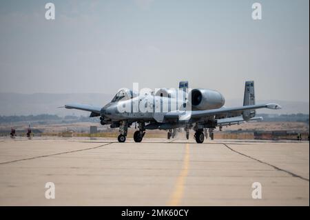 Dreiunddreißig A-10 Thunderbolt II kommen in Gowen Field, Boise, Idaho an, um am 6. September 2022 in Hawgsmoke 2022 anzutreten. Hawgsmoke ist ein zweijährlich stattfindender USAF-Bombenanschlag, Raketen- und taktischer Schießwettbewerb für A-10 Thunderbolt II-Einheiten, der einzigartige Trainingseinheiten bietet. 124. Jagdflügel, Hawgsmoke 2022, Idaho Air National Guard, A-10 Thinderbolt II, Stockfoto