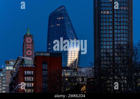 Der Oxo Tower und das One Blackfriars Building at Night, Southbank, London, Großbritannien. Stockfoto