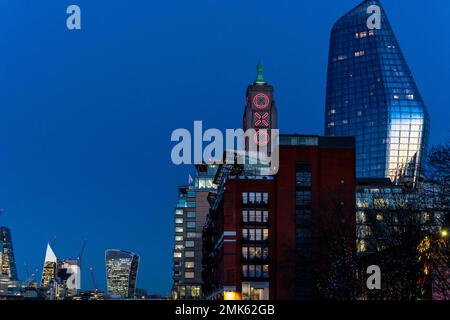 Der Oxo Tower und das One Blackfriars Building at Night, Southbank, London, Großbritannien. Stockfoto