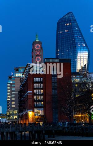 Der Oxo Tower und das One Blackfriars Building at Night, Southbank, London, Großbritannien. Stockfoto