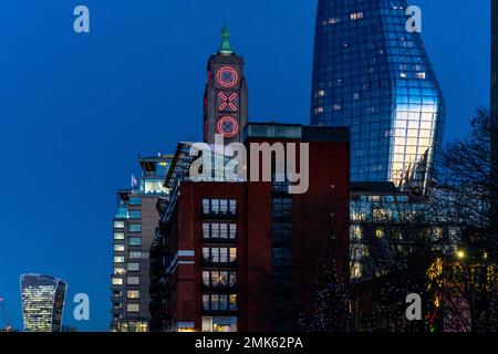 Der Oxo Tower und das One Blackfriars Building at Night, Southbank, London, Großbritannien. Stockfoto